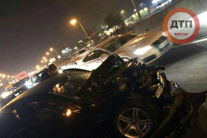 У Києві Mercedes влетів в маршрутку: є постраждалі