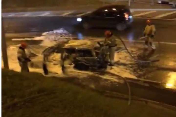 У Києві на дорозі вибухнуло авто: фото