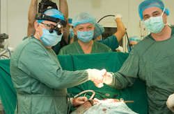  Кардіохірурги на операції зі встановлення механічного серця 