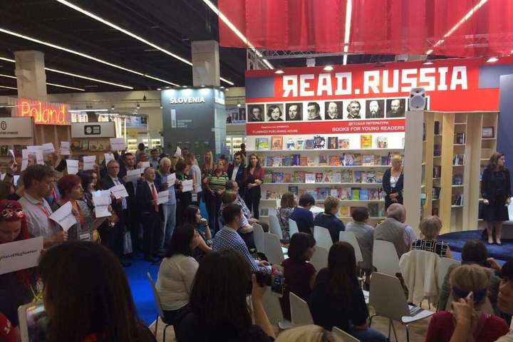 На книжковій виставці у Франкфурті провели мовчазну акцію на підтримку Сенцова