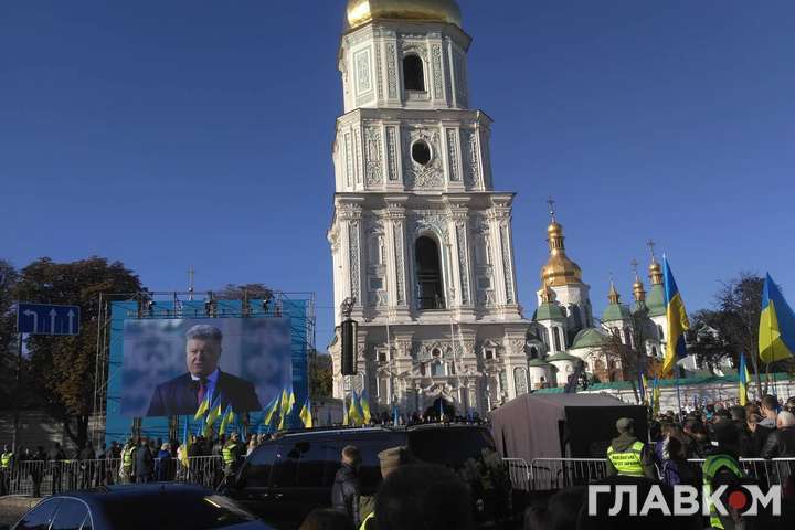 На Софійській площі пройшла подячна молитва. У ній взяв участь Порошенко (відео)