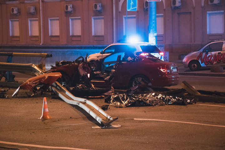 Mercedes влетів у відбійник у столиці: двоє загиблих