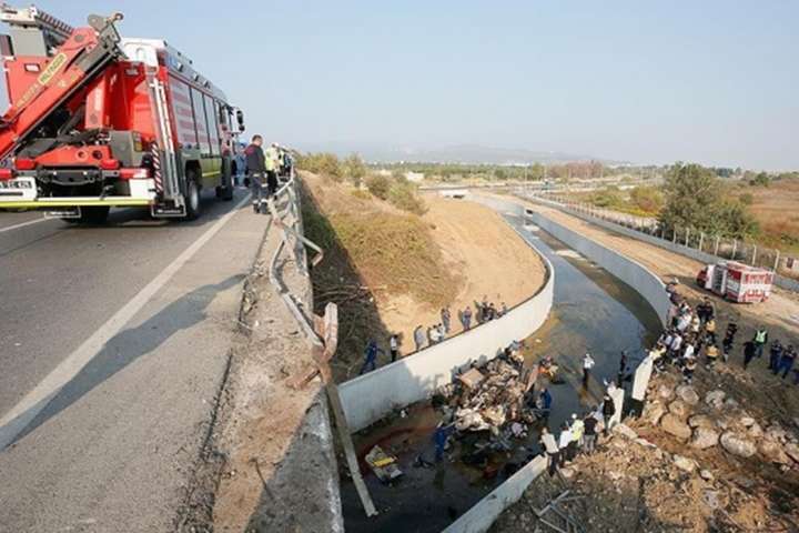 У Туреччині вантажівка із мігрантами впала з мосту: десятки загиблих