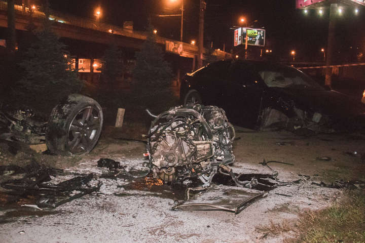 Легковик у Києві злетів з мосту: від удару об землю з машини вирвало двигун