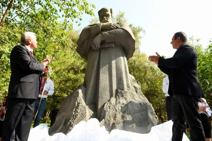У Вірменії відкрили перший пам'ятник Тарасу Шевченку: фоторепортаж