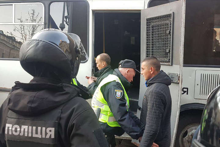Поліція затримала біля Києво-Печерської лаври десятки людей