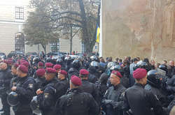 Поліція повідомила подробиці масштабного затримання біля Лаври