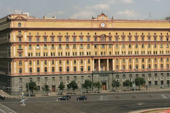 У Москві група молодих людей закидала яйцями будівлю ФСБ