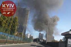 В центрі Києва горить офісна будівля (відео)