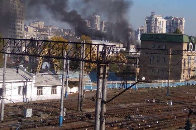 В ДСНС розповіли про масштабну пожежу, яка налякала Київ