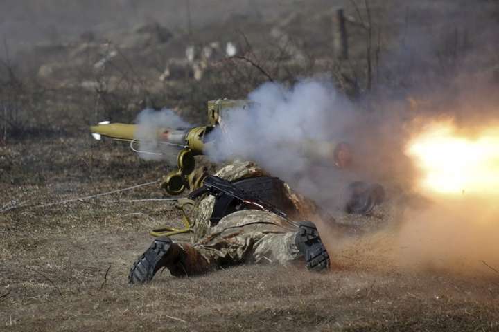 На Донбасі загинув український військовий, двоє поранені