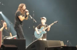 10-летний мальчик «украл» шоу у легендарных рокеров (видео)