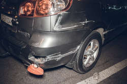 У Києві авто на дипломатичних номерах влетіло у відбійник (фото, відео)