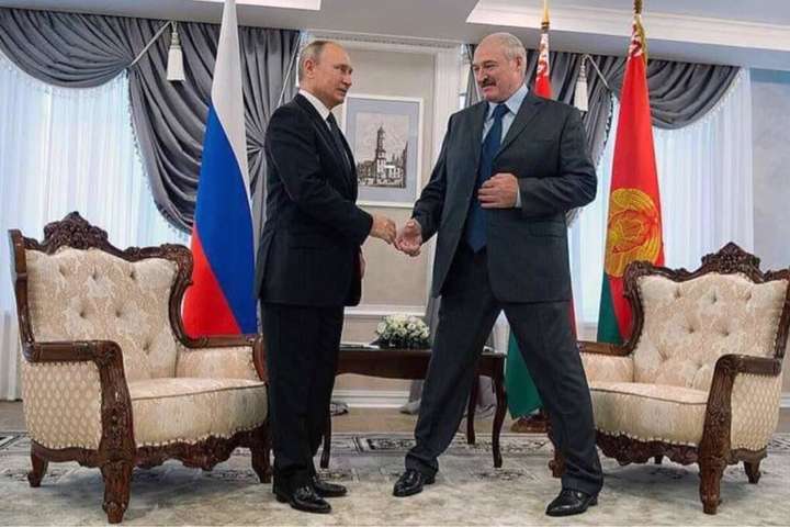 У мережі поглузували з Лукашенка, який мало не сів на шпагат перед Путіним (фото)