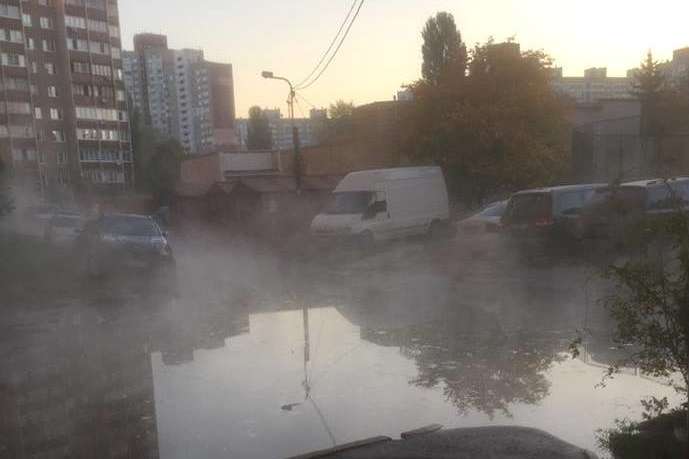 Аварія на Теремках: двори залило окропом (фото)