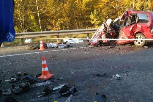 Смертельна ДТП під Києвом: вантажівка розчавила Volkswagen (фото)