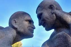 Эротические скульптуры братьев Кличко появились в парке в Коростышеве (фото)