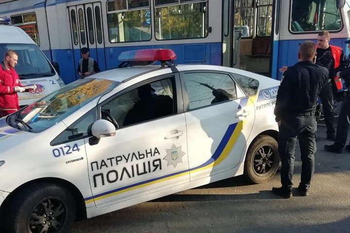 У Вінниці трамвай в’їхав у поліцейський Prius (фото)