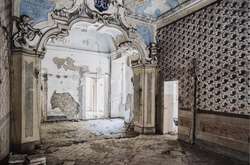 Скрытая красота заброшенных мест. Философские фото зданий, оставленных человеком