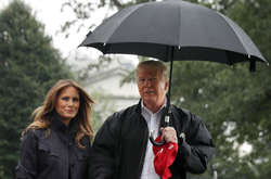 Трамп залишив дружину мокнути під дощем 