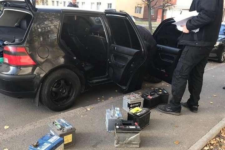 Столична поліція зловила крадія акумуляторів із автомобілів
