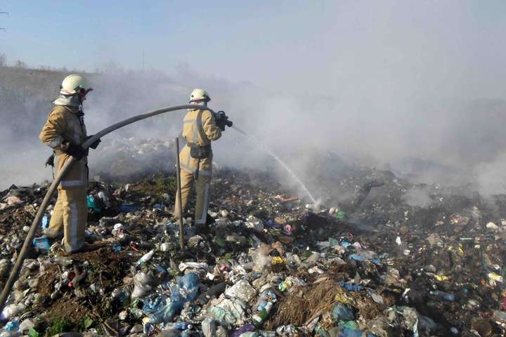 На Київщині сталася пожежа на сміттєвому полігоні