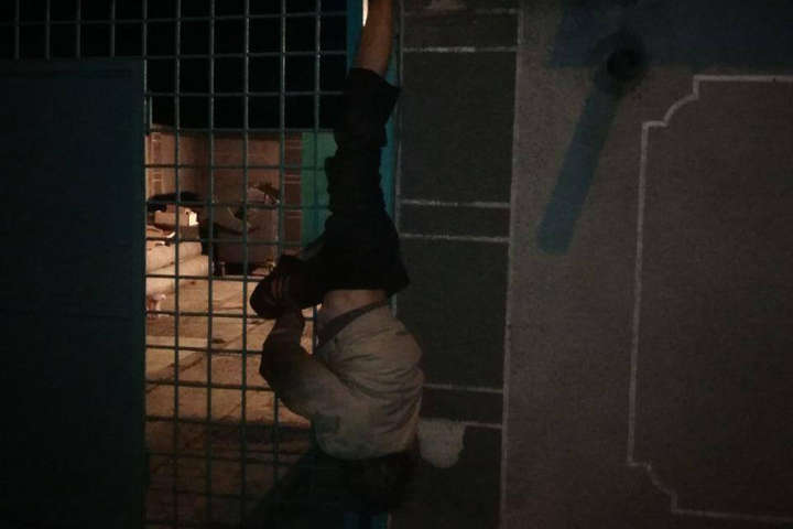 В Одессе мужчина после кражи двух бутылок пива повис на заборе вверх ногами