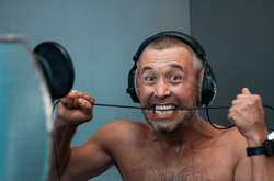 Все должно дышать и резонировать: Сергей Бабкин признался, что записывает песни полуобнаженным