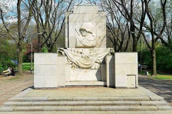 У Варшаві демонтують пам’ятник радянським солдатам