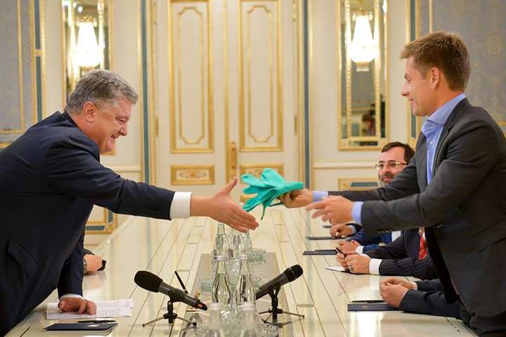 «Український гімн – сильна зброя»: Порошенко подякував делегації ПАРЄ за тролінг росЗМІ