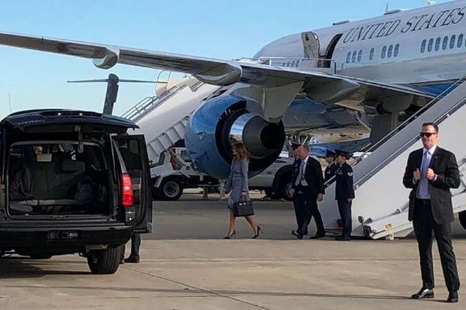 Літак з Меланією Трамп задимівся у повітрі