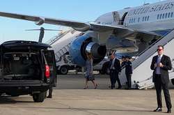 Літак з Меланією Трамп задимівся у повітрі