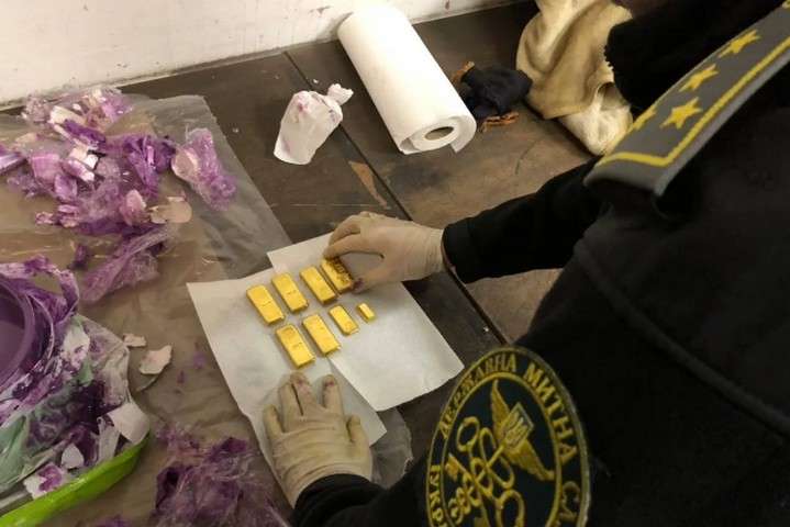 Львівські митники виявили золоті злитки у банці з фарбою