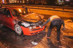 Загасити полум'я в автівці вдалося лише вогнеборцям