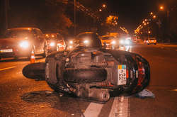 Пілот мотоцикла не встиг зреагувати на маневр автомобіля і врізався в нього ззаду