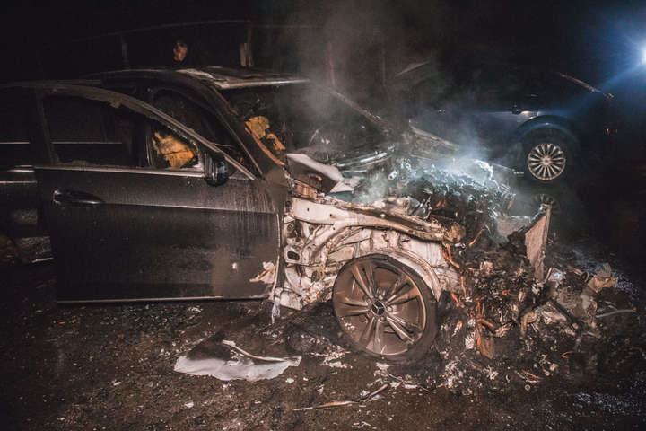 На Троєщині дотла згорів Mercedes бізнес-класу (фото)