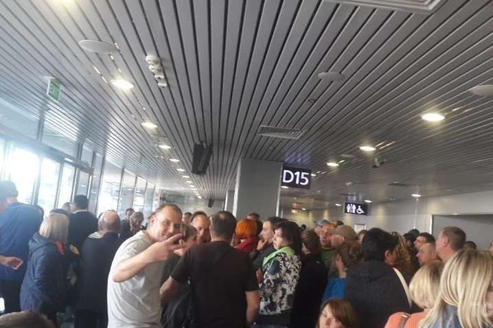 Близько 200 пасажирів і досі перебувають в очікуванні літака - Черговий авіаколапс: з «Борисполя» до Єгипту не можуть вилетіти 200 туристів