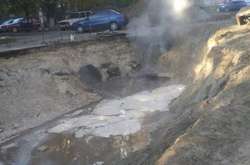 Дали гарячу воду: на Борщагівці посеред двору утворилося джакузі (фото)