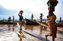 Опасная для жизни работа, за которую платят копейки. Как в Мали добывают речной песок