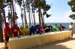 Участников шоу «Зважені та щасливі» заставят съесть на завтрак суши с червями 