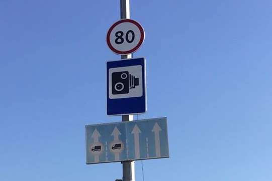 У столиці почали встановлювати знаки обмеження швидкості 80 км/год