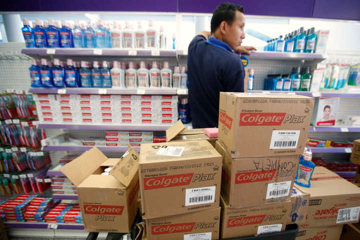 У Венесуелі через дефіцит картонних коробок зупинився завод Colgate 