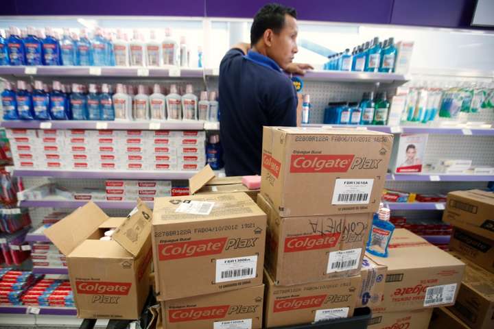 Компания Colgate-Palmolive остановила свой завод в Венесуэле из-за дефицита картонных коробок