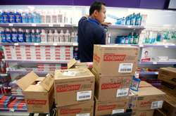 Компания Colgate-Palmolive остановила свой завод в Венесуэле из-за дефицита картонных коробок