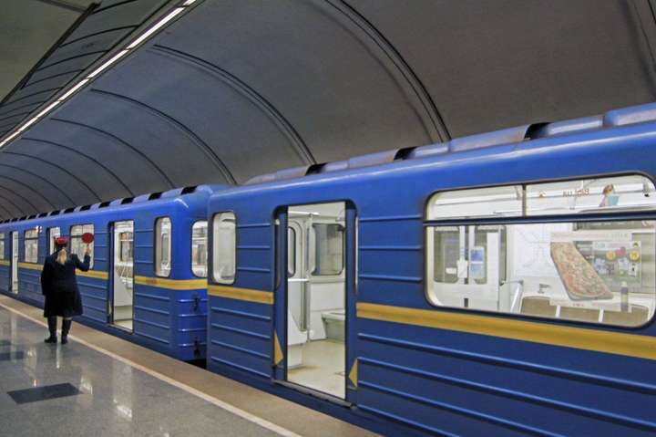 Рух потягів на синій гілці метро відновлено у звичайному режимі