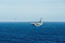 На палубу американського авіаносця упав військовий гелікоптер