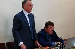  
 Олександр Лавринович та його адвокат у суді 
 