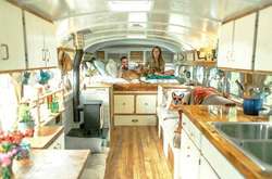 Семейная пара переоборудовала тюремный автобус в комфортабельный дом на колесах