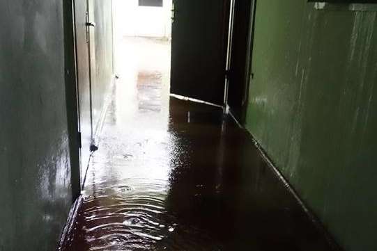 Через прорив труби у будинку на Відрадному затопило весь під’їзд 
