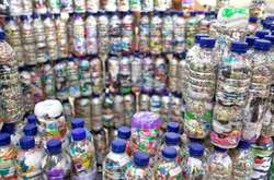 Необычное решение для борьбы с отходами. Как из пластикового мусора построить дом